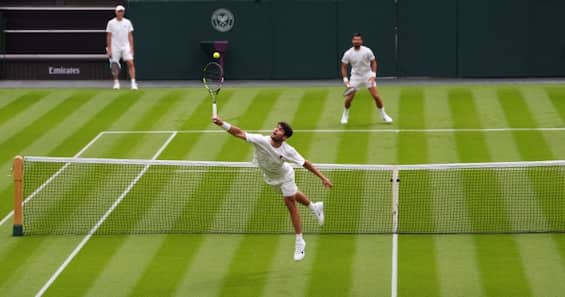 https://static.sky.it/editorialimages/7ed47a616cc7bc04ce4ad811c43f182426f212b2/skysport/it/tennis/video/2025/06/26/alcaraz-djokovic-wimbledon-allenamento-video/OG_IPA_alcaraz_djokovic_wimbledon.jpg?im=Resize,width=565