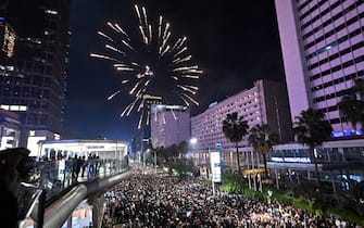 Revellers attend New Year celebrations next to the Selamat Datang (Welcome) Monument at the Hotel Indonesia roundabout in Jakarta on January 1, 2023. (Photo by ADEK BERRY / AFP) (Photo by ADEK BERRY/AFP via Getty Images)