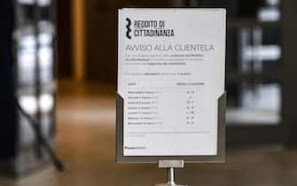 Un cartello informativo di Poste Italiane con il suggerimento di presentarsi secondo l'ordine alfabetico agli sportelli per richiedere il reddito di cittadinanza, Roma 5 marzo 2019. ANSA/GIUSEPPE LAMI