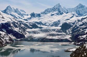 Il panorama delle montagne dell'Alaska