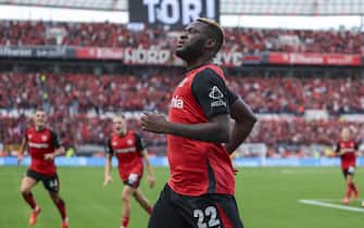 epa11619316 Victor Boniface of Leverkusen celebrates with teammates after scoring 4-3 during the German Bundesliga soccer match between Bayer 04 Leverkusen and VfL Wolfsburg in Leverkusen, Germany, 22 September 2024.  EPA/CHRISTOPHER NEUNDORF CONDITIONS - ATTENTION: The DFL regulations prohibit any use of photographs as image sequences and/or quasi-video.