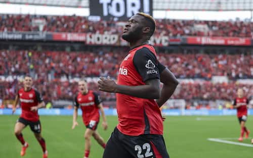 epa11619316 Victor Boniface of Leverkusen celebrates with teammates after scoring 4-3 during the German Bundesliga soccer match between Bayer 04 Leverkusen and VfL Wolfsburg in Leverkusen, Germany, 22 September 2024.  EPA/CHRISTOPHER NEUNDORF CONDITIONS - ATTENTION: The DFL regulations prohibit any use of photographs as image sequences and/or quasi-video.