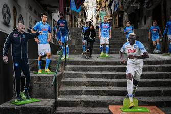 Gli undici giocatori azzurri, con al fianco il tecnico Spalletti e il presidente De Laurentiis, sagome ad altezza naturale: e' questo il nuovo segno di grande amore e attesa della città di Napoli per il sogno scudetto che è stato posto dai tifosi partenopei dei Quartieri Spagnoli sulle scale di Vico Colonne a Cariati, nel pieno dei vicoli del centro, a 50 metri da piazzetta Maradona,  Napoli, 26 Febbraio 2023. ANSA/CESARE ABBATE