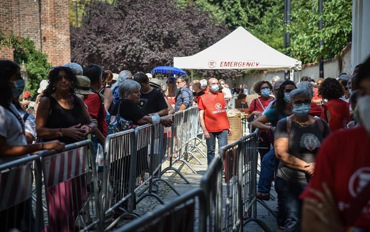 People in line waiting for the opening of the funeral burning chamber for Gino Strada in front of the Emergecy headquarters in Milan, Italy, 21 August 2021. ANSA / MATTEO CORNER