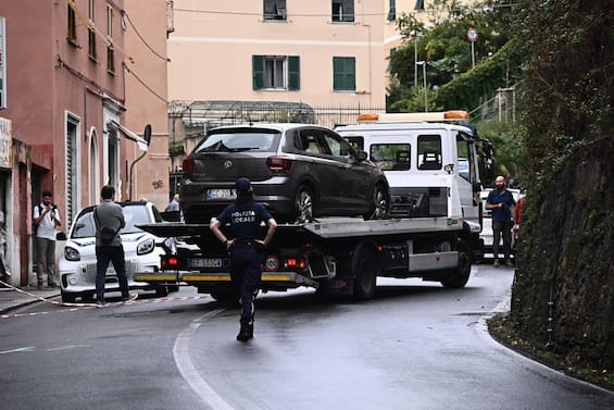 Auto senza freno a mano, donna muore schiacciata a Genova Auto senza freno a mano, donna muore schiacciata a Genova
