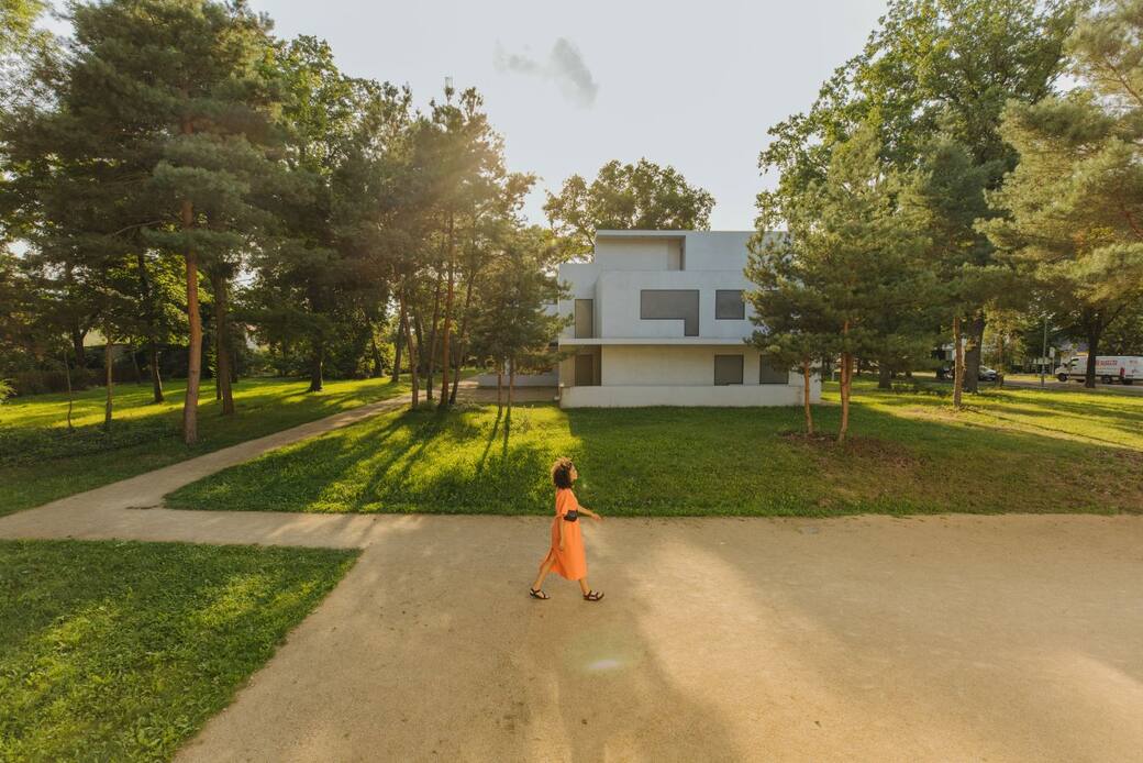 Dessau, Woman walks in front of the master house by Bauhaus architect Walter Gropius © GNTB, Julia Nimke