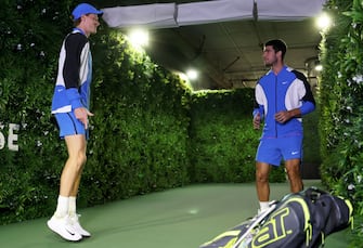 INDIAN WELLS, CALIFORNIA - MARCH 16: Carlos Alcaraz of Spain and Jannik Sinner of Italy chat in the players tunnel as they wait for TV to give them the go ahead to walk out onto the court for their Mens Semifinal match during the BNP Paribas Open at Indian Wells Tennis Garden on March 16, 2024 in Indian Wells, California. (Photo by Clive Brunskill/Getty Images)