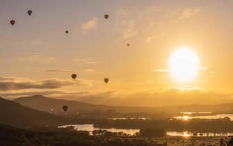 (230314) -- CANBERRA, March 14, 2023 (Xinhua) -- Hot air balloons fly above the Lake Burley Griffin during the annual Canberra Balloon Spectacular festival in Canberra, Australia, March 14, 2023. The annual Canberra Balloon Spectacular festival, a hot air balloon festival, is held this year from March 11 to 19. (Photo by Chu Chen/Xinhua) - Chu Chen -//CHINENOUVELLE_0849072/Credit:CHINE NOUVELLE/SIPA/2303140905