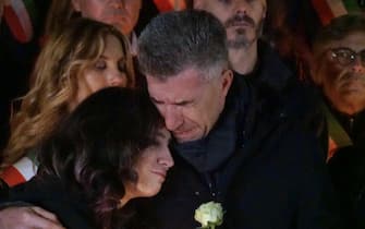 Elena Cecchettin e papà Gino durante la fiaccolata in memoria di Giulia Cecchettin, a Vigonovo, stasera 19 novembre 2023. ANSA/ANDREA MEROLA