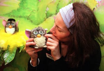 NEW YORK, UNITED STATES:  Dana Munshaw of Tiger Electronics demonstrates the interactive capabilities of its new toy,  Furby, 09 February at the American International Toy Fair in New York City.  The toy reacts to light, sound and touch; can speak 200 words and is able to interact with both people and other Furbies.       AFP PHOTO Matt CAMPBELL (Photo credit should read MATT CAMPBELL/AFP via Getty Images)