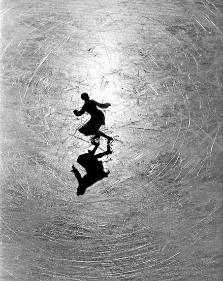 La campionessa austriaca Melitta Brunner durante le prove sul ghiaccio. St. Moritz, Svizzera. Immagine di Alfred Eisenstaedt © 1934. The Picture Collection LLC. Tutti i diritti riservati