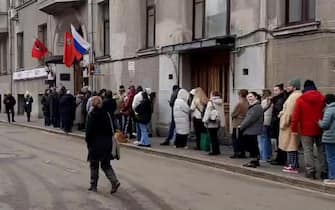 Lunghe file si stanno formando davanti a diversi seggi elettorali nel centro di Mosca, sulla storica via Arbat si era formata una coda di alcune centinaia di persone intorno a mezzogiorno, quando era in programma la protesta indetta da Navalny, 17 Marzo 2024. ANSA/ZANCONATO