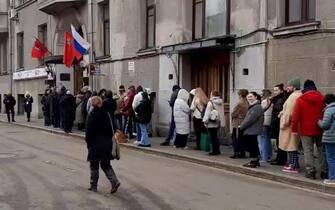 Persone in coda fuori da un seggio elettorale in Russia