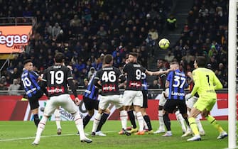 MILAN, ITALY - FEBRUARY 05: Lautaro Martinez of FC Internazionale scores the team's first goal during the Serie A match between FC Internazionale and AC MIlan at Stadio Giuseppe Meazza on February 05, 2023 in Milan, Italy. (Photo by Marco Luzzani/Getty Images)