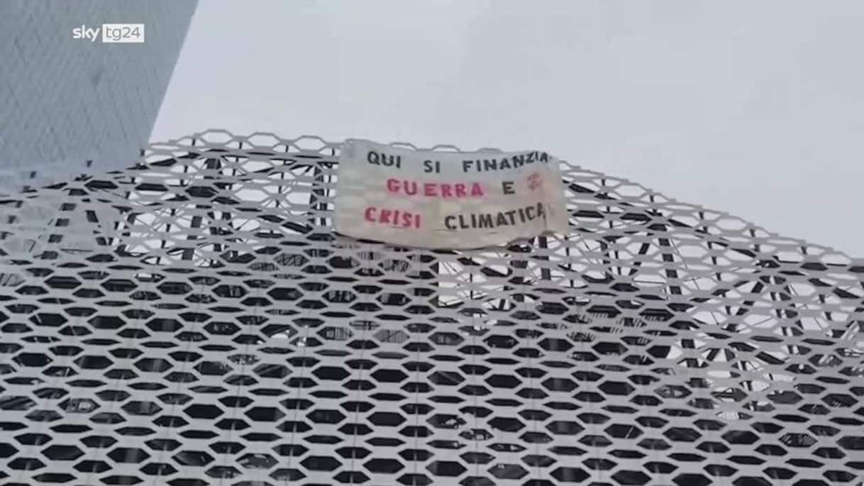 Torino, attivisti Extinction Rebellion: blocco al Lingotto