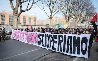 Cartelli con le fotografie di Giorgia Meloni e Ursula Von der Leyen coperte da impronte di mani insanguinate sono comparsi oggi a Torino nel corso di una manifestazione convocata in occasione del 8 marzo. Un centinaio di dimostranti sta percorrendo in corteo un tratto di Corso Francia, alla periferia occidentale della città, in direzione di una sede dell'azienda Leonardo. I cartelli (uno dei quali riguarda anche il ministro Anna Maria Bernini) sono corredati dalla scritta "Lei non mi rappresenta". Tra i manifestanti ci sono le attiviste del comitato 'Non una di meno', che ha promosso la mobilitazione, insieme a diversi collettivi studenteschi, 08 marzo 2025.    ANSA / Bruno Brizzi