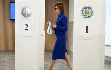CHISINAU, MOLDOVA – SEPTEMBER 28, 2025: Maia Sandu, President of Moldova, casts her ballot at a polling station in Chisinau during the 2025 parliamentary election in Chisinau, Moldova, on September 28, 2025. Moldovans vote today to elect 101 members of parliament for a four-year term. (Photo by Artur Widak/NurPhoto)