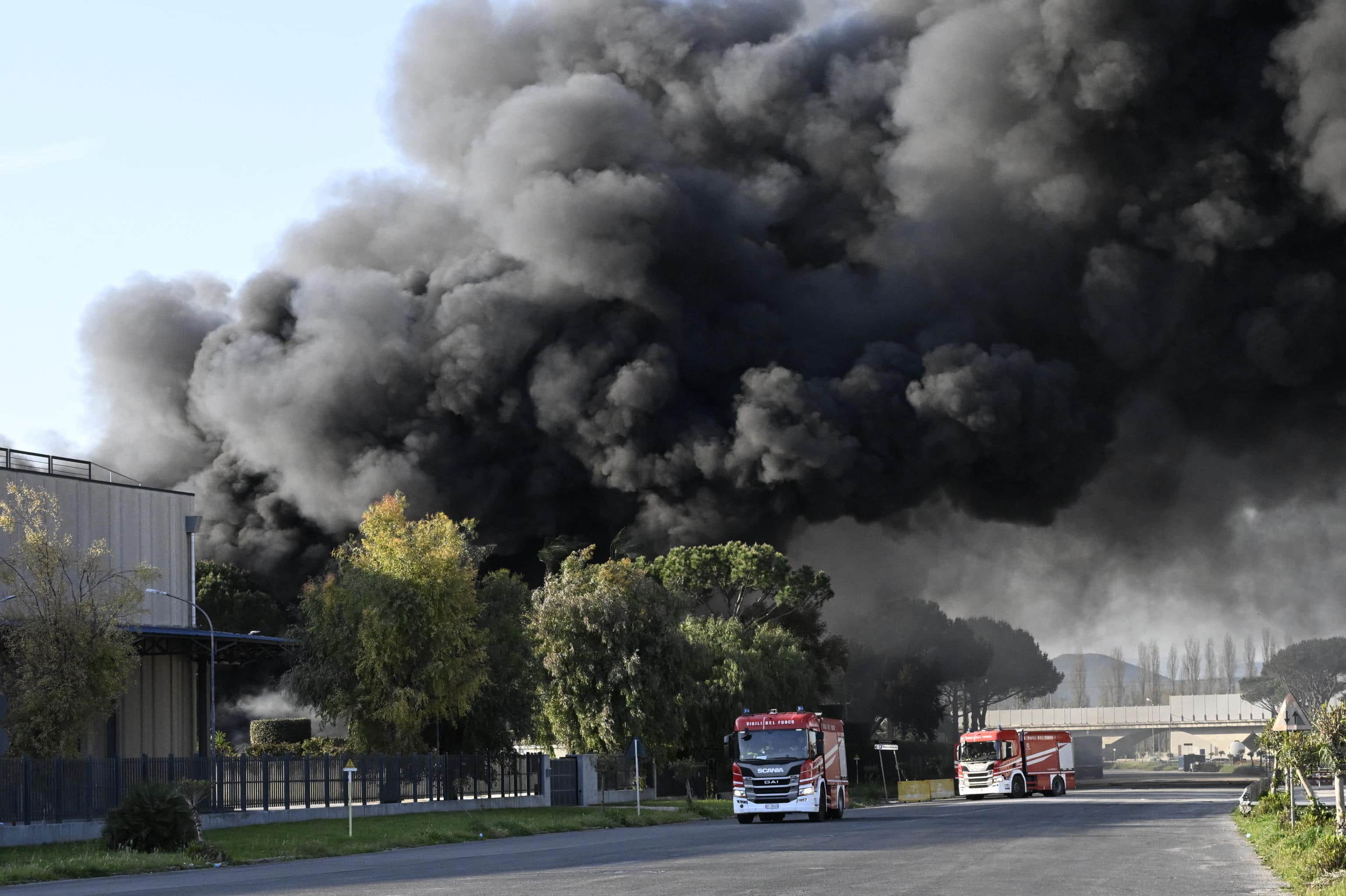 L'incendio I vigili del fuoco al lavoro per domare l'incendio divampato nell'area industriale di Pascarola, a Caivano (Napoli), più precisamente all'interno di una fabbrica di solventi, 09 aprile 2025. Una colonna di fumo è visibile a distanza di chilometri.
ANSA/ CIRO FUSCO