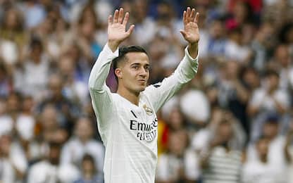 epa12131228 Real Madrid defender Lucas Vazquez receives a standing ovation after being substituted during the LaLiga match between Real Madrid and Real Sociedad at the Santiago Bernabeu Stadium in the Spanish Capital, 24 May 2025.  EPA/J.J. Guillen