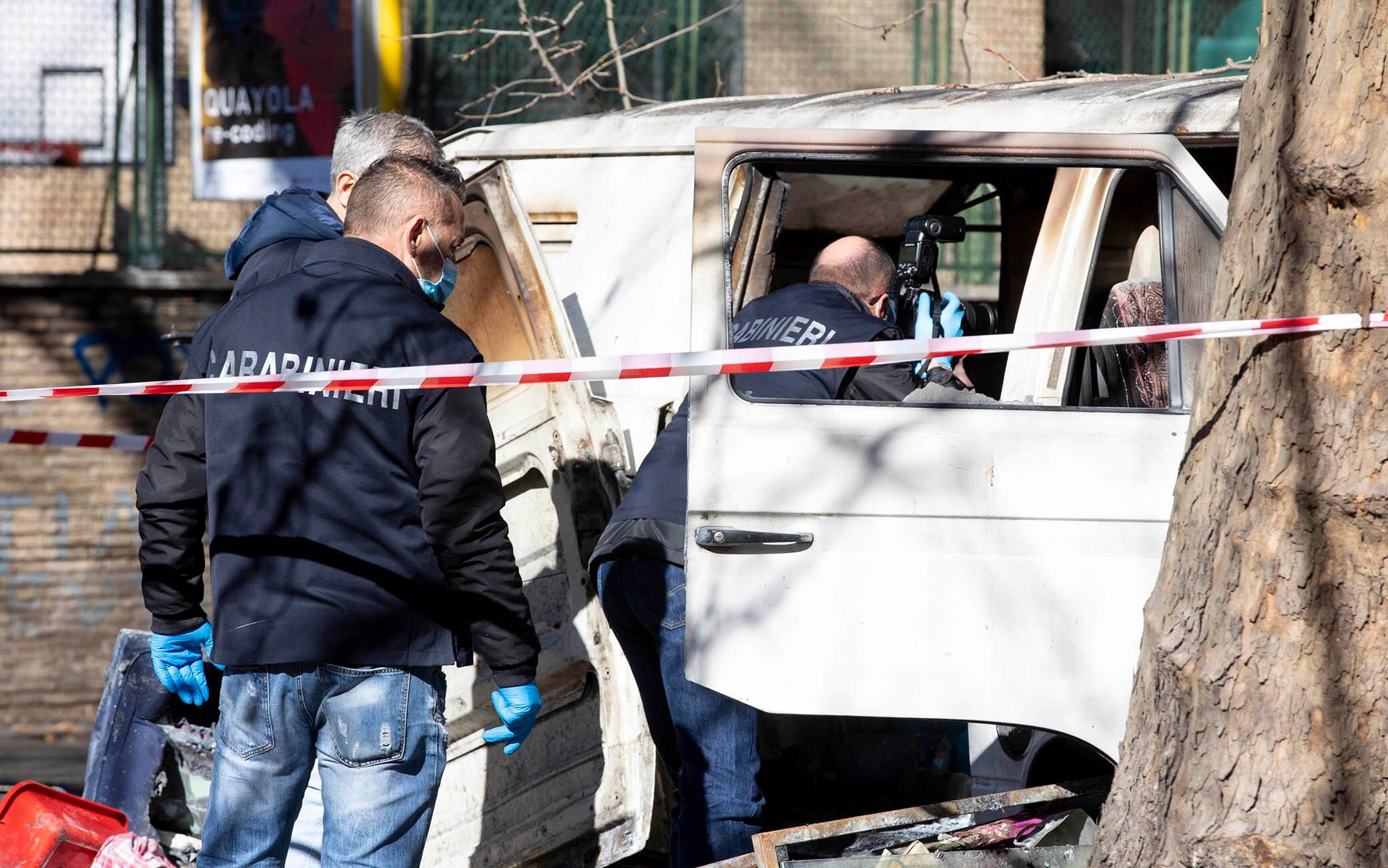 Clochard trovato morto bruciato in via Angelo Emo carabinieri della scientifica durante i rilievi. Roma 1 febbraio gennaio 2022 
ANSA/MASSIMO PERCOSSI
