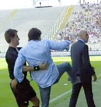 20070826 - PARMA-  CALCIO: CALCIO NEL SEDERE DI CARLO, ESPULSO TECNICO BALDINI - L'allenatore del Catania  Silvio Baldini (C) sferra  un calcio nel sedere al tecnico del Parma Di Carlo in un fermo immagine tratto da Sky tv . SKY SPORT/ANSA/PAT