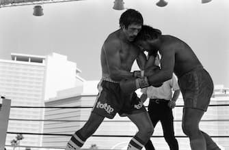 LAS VEGAS - SEPTEMBER 26,1981: Roberto Duran (R) looks to land a punch to Luigi Minchillo during the fight at Caesars Palace on September 26, 1981 in Las Vegas, Nevada. Roberto Duran won by a UD 10. (Photo by: The Ring Magazine via Getty Images)
