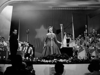 Italian singer Carla Boni (Carla Gaiano) singing at Sanremo Music Festival. Sanremo, 1950s. (Photo by Mondadori via Getty Images)