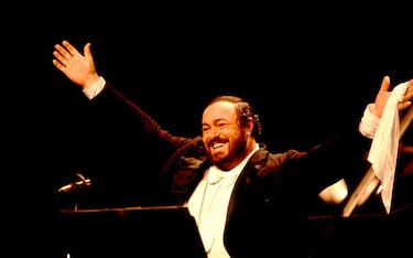 Italian tenor Luciano Pavarotti performs onstage at the Poplar Creek Music Theater, Hoffman Estates, Illinois, August 13, 1984. (Photo by Paul Natkin/Getty Images)