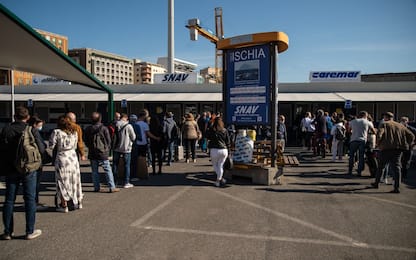 Napoli, lascia figlie al bar ma viene ritrovato ubriaco: denunciato