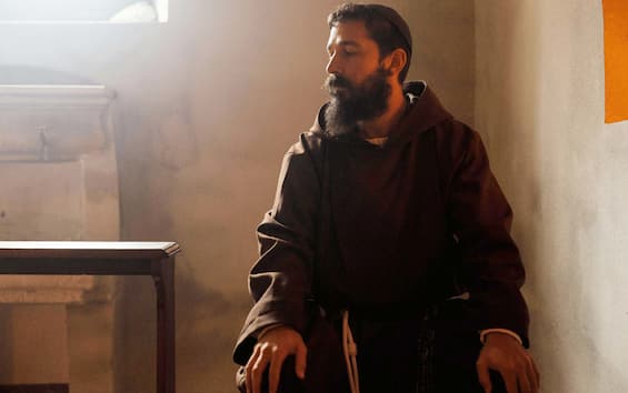Padre Pio, il film di Abel Ferrara e Shia LaBeouf mescola misticismo e