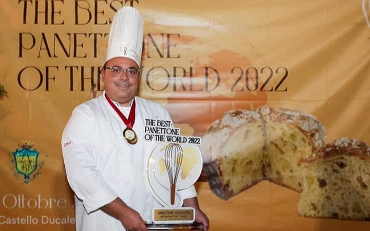 Raffaele Romano con il trofeo (foto dal profilo Facebook)