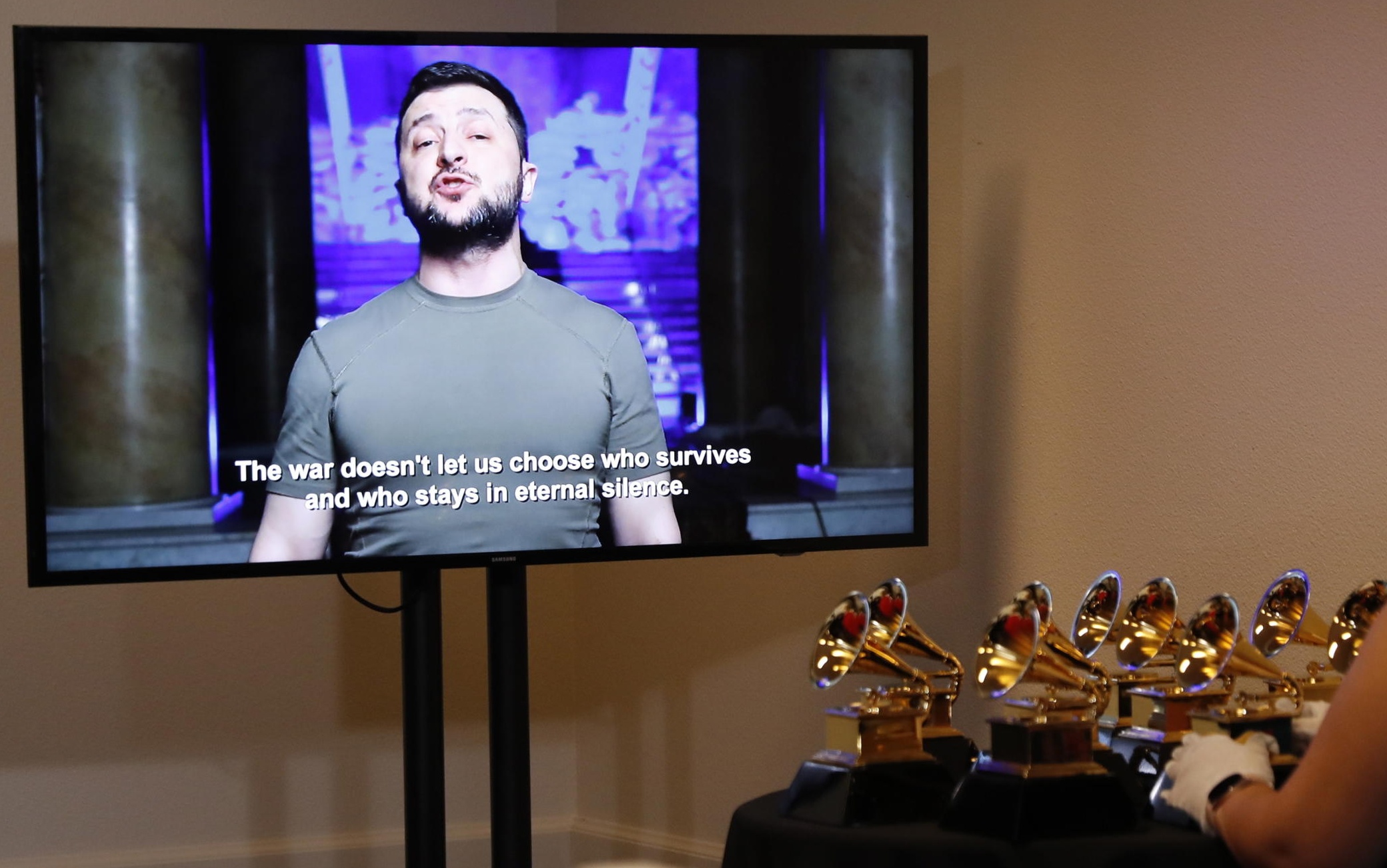 epaselect epa09869425 Ukrainian President Volodymyr Zelensky makes a virtual appearance during the 64th annual Grammy Awards as seen from the deadline press room at the MGM Grand Garden Arena in Las Vegas, Nevada, USA, 03 April 2022.  EPA/ETIENNE LAURENT