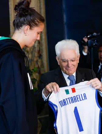 La cerimonia al Quirinale Il Presidente della Repubblica Sergio Mattarella riceve una maglietta in regalo dal capitano della nazionale di volley femminile Anna Danesi durante la cerimonia di restituzione della Bandiera degli atleti italiani di ritorno dai Giochi Olimpici e Paralimpici di Parigi 2024, Quirinale, Roma 23 settembre 2024. ANSA/FABIO FRUSTACI