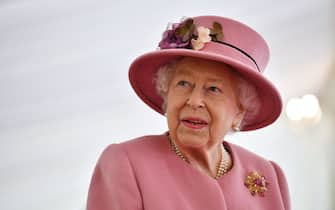 SALISBURY, ENGLAND - OCTOBER 15: Britain's Queen Elizabeth II speaks with staff during a visit to the Defence Science and Technology Laboratory (Dstl) at Porton Down science park on October 15, 2020 near Salisbury, England. The Queen and the Duke of Cambridge visited the Defence Science and Technology Laboratory (Dstl) where they were to view displays of weaponry and tactics used in counter intelligence, a demonstration of a Forensic Explosives Investigation and meet staff who were involved in the Salisbury Novichok incident. Her Majesty and His Royal Highness also formally opened the new Energetics Analysis Centre. (Photo by Ben Stansall - WPA Pool/Getty Images)