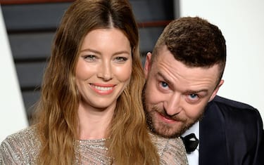 BEVERLY HILLS, CA - FEBRUARY 28:  Jessica Biel and Justin Timberlake attend the 2016 Vanity Fair Oscar Party hosted By Graydon Carter at Wallis Annenberg Center for the Performing Arts on February 28, 2016 in Beverly Hills, California.  (Photo by Anthony Harvey/Getty Images)