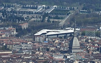 (Mole Antonelliana e campus universitario Einaudi) Volo su Torino durante la presentazione il ‘Corso di Cultura Aeronautica città di Torino’ presso Aeroporto Aeritalia, Torino, 1 aprile 2022 ANSA/ ALESSANDRO DI MARCO
