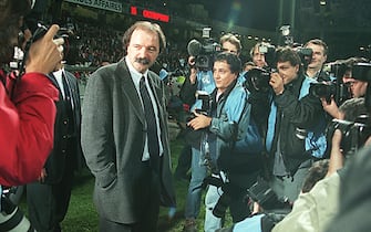 LYO01-19981018-LYON, RHONE, FRANCE: Artur Jorge (L), the new coach of embattled Paris Saint Germain soccer team, is surrounded by photographers and cameramen at Lyon's Gerland stadium 17 October 1998 prior to the match PSG against Lyon.   EPA PHOTO  AFP/GERARD MALIE