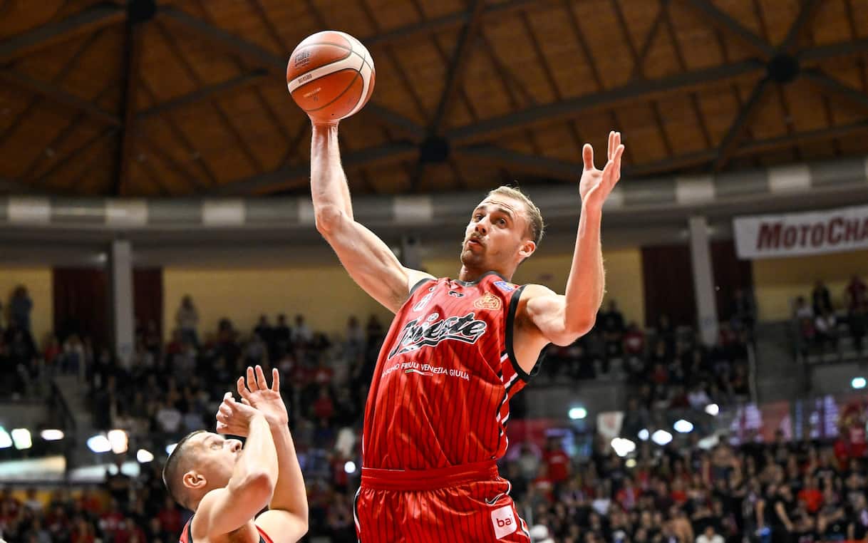 https://static.sky.it/editorialimages/8092caa089aa41186801c733e551e440a81257fc/skysport/it/basket/2025/11/22/trieste-olimpia-milano-serie-a-orari-dove-vedere/Lodovico_Deangelis_Ciamillo-Castoria_Trieste.jpg?im=Resize,width=1218