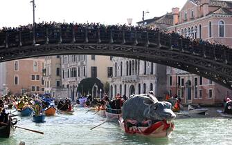 Decorated boats sail on the Grand Canal during Venice Carnival, on February 16, 2025. This year, the theme of one of the most famous carnival in the world is Casanova, as the 'Serenissima' celebrates the 300th anniversary of the famous man's birth. (Photo by ANDREA PATTARO / AFP)