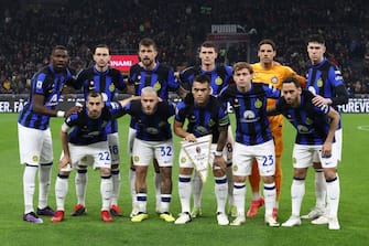 MILAN, ITALY - APRIL 22: The FC Internazionale team pose for a team photo prior to the Serie A TIM match between AC Milan and FC Internazionale at Stadio Giuseppe Meazza on April 22, 2024 in Milan, Italy. (Photo by Marco Luzzani/Getty Images)