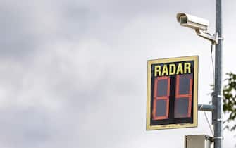 Road radar with a camera measures and signals high speed when vehicles enter the city.