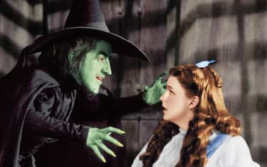 Margaret Hamilton (1902 - 1985) as the Wicked Witch and Judy Garland (1922 - 1969) as Dorothy Gale in 'The Wizard of Oz', 1939. (Photo by Silver Screen Collection/Hulton Archive/Getty Images)