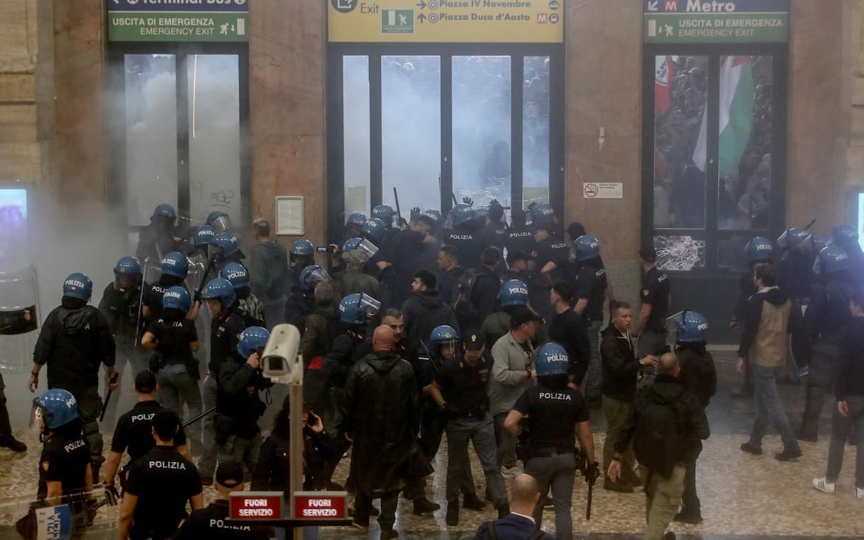 milano scontri in stazione centrale durante la manifestazione per gaza foto