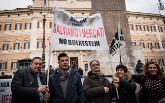 Rome, Italy. 31st Jan, 2017. Hundreds of street vendors take part in a rally in front of the Italian Chamber of Deputies to protest against the so-called Bolkenstein directive in Rome, Italy. The Bolkenstein directive from Dutch former EU internal Market Commissioner Frits Bolkenstein, is an EU law aiming at establishing a single market for services within the European Union. Credit: Andrea Ronchini/PacificPress/Alamy Live News
