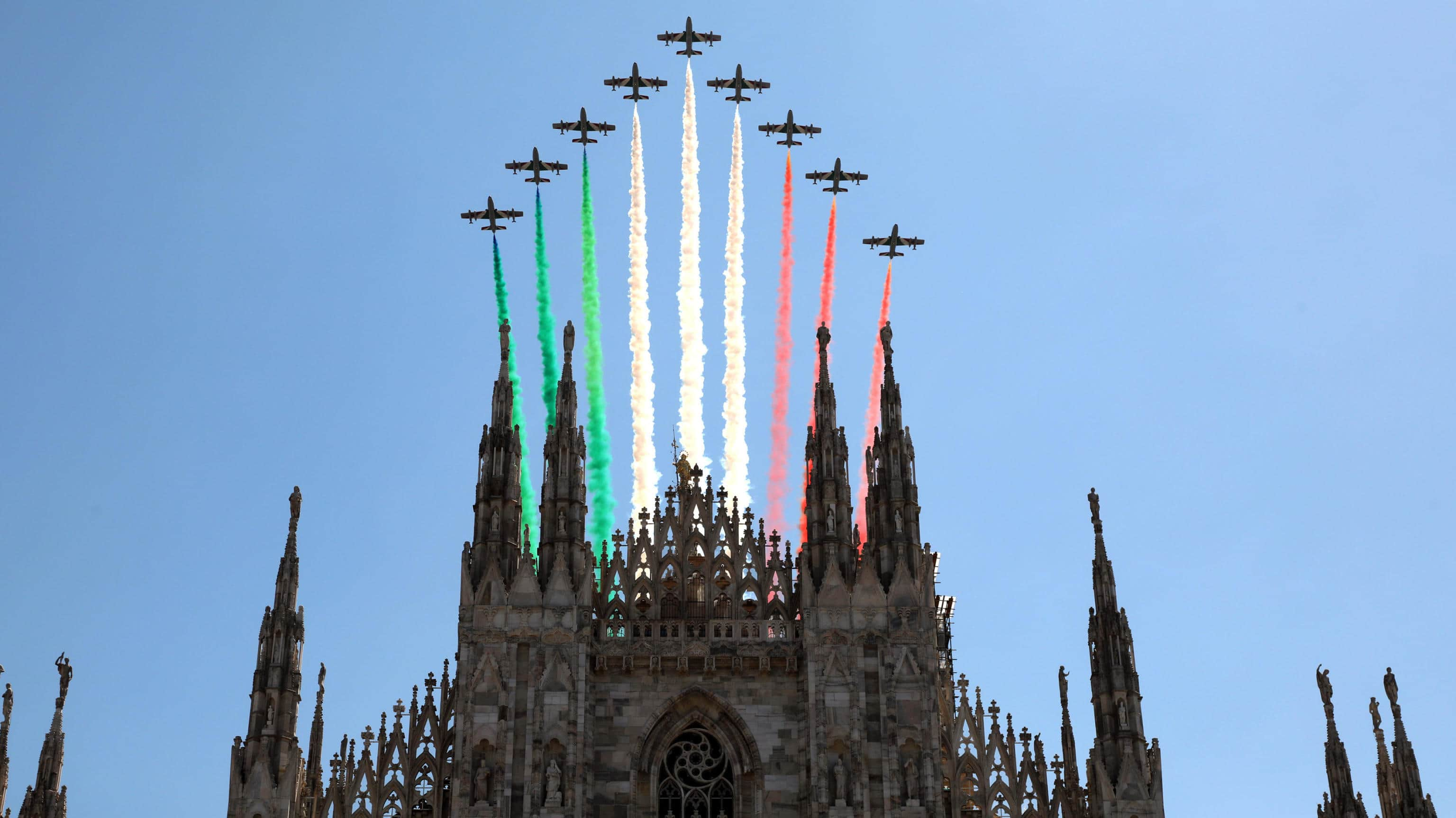 Il passaggio delle Frecce Tricolori su Milano oggi. FOTO