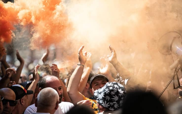 Un momento della protesta dei tassisti in Via del Corso con Palazzo Chigi e le vie di accesso limitrofe blindate dalla polizia, Roma, 13 luglio 2022. I tassisti chiedono lo stralcio dell'art. 10 del ddl concorrenza che prevede la liberalizzazione del settore. Sono stati esplosi petardi e accesi fumogeni, con la polizia che fronteggia i manifestanti tenendoli a distanza dal palazzo del Governo. Slogan contro l'esecutivo, il presidente del Consiglio Mario Draghi, ma soprattutto contro Uber.   ANSA / Emanuele Valeri