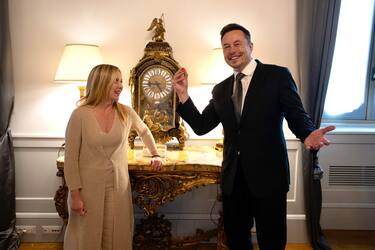 La presidente del Consiglio, Giorgia Meloni, incontra a Palazzo Chigi Elon Musk, fondatore di Tesla e SpaceX, Roma, 15 giugno 2023./// Italian Prime Minister Giorgia Meloni meets with Elon MUsk, founder of Tesla and SpaceX, at Chigi Palace in Rome, Italy, 15 June 2023.
ANSA/ UFFICIO STAMPA PALAZZO CHIGI/ FILIPPO ATTILI
+++ ANSA PROVIDES ACCESS TO THIS HANDOUT PHOTO TO BE USED SOLELY TO ILLUSTRATE NEWS REPORTING OR COMMENTARY ON THE FACTS OR EVENTS DEPICTED IN THIS IMAGE; NO ARCHIVING; NO LICENSING +++