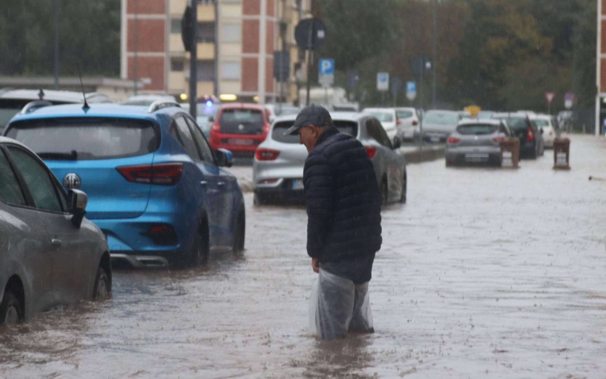 Maltempo, Nubifragio Su Milano. Esonda Il Seveso: Strade Allagate E ...