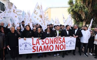 Sant'Antonio Abate - 300 dipendenti del Grand hotel la Sonrisa -  "il cosidetto CASTELLO DELLE CERIMONIE" -confiscato e affidato al patrimonio immobile del Comune, per lottizzazione abusiva, hanno marciato insieme fino al Municipio di Sant'Antonio Abate (Sant'Antonio Abate - 2024-02-22, Felice De Martino) p.s. la foto e' utilizzabile nel rispetto del contesto in cui e' stata scattata, e senza intento diffamatorio del decoro delle persone rappresentate