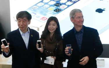 BEIJING, CHINA - JANUARY 17:  (CHINA OUT) Tim Cook, Chief Executive Officer of Apple Inc., and China Mobile Chairman Xi Guohua (L) visit a China Mobile shop to celebrate the launch of iPhone 5S and iPhone 5C on China Mobile's fourth generation (4G) network on January 17, 2014 in Beijing, China. Apple Inc. and China Mobile Limited, the world's largest carrier with over 760 million subscribers, signed a deal on December 23, 2013 after six years of negotiations.  (Photo by Visual China Group via Getty Images/Visual China Group via Getty Images)
